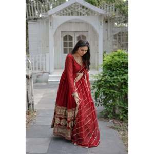Robe de bal de luxe écologique à sequins avec perles et dupatta - Product Image 6