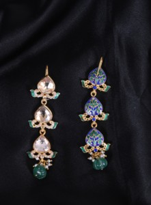 Clásicos Atemporales, Pendientes Colgantes de Plata Chapada en Oro de 18K, Incrustaciones de Vidrio Meenakari Hechas a Mano, Forma de Corazón Vintage |   Herencia Real - Product Image 2