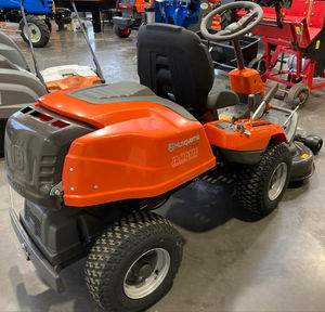 Nueva Cortadora de Césped Husqvarna Rider R214C, Cortadora Compacta de Corte Frontal, Motor Potente, Fácil Control, Máquina Profesional para el Cuidado del Jardín - Product Image 1