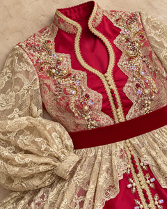 Mishkat Couture Eleganter Rubinroter Champagner-Gold Spitzen-Kaftan mit Perlen- und Kristallverzierungen V-Ausschnitt Maxi-Länge Bischof-Ärmel Rot - Product Image 6
