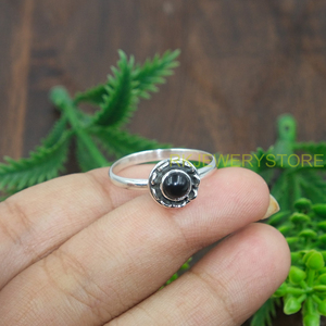 Bague en Onyx Noir Naturel Rond Cabochon, Argent Sterling 925, Faite à la Main, Sertissage Floral, Bague Minimaliste en Pierre Précieuse pour Femme - Product Image 5