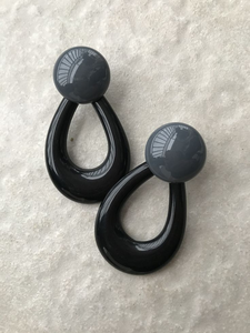 Boucles d'oreilles pendantes en résine écologiques faites à la main pour femmes - Bijoux de mode aux designs uniques - Product Image 5
