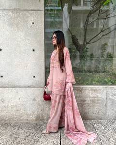 Conjunto de diseñador con top de georgette sintético estampado digitalmente, pantalón y dupatta, completamente cosido y listo para usar. - Product Image 4