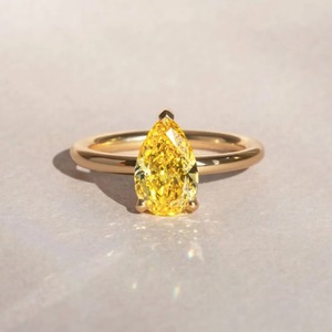 แหวนเพชรทรงลูกแพร์สีเหลือง 1.50 กะรัต เพาะเลี้ยงในห้องปฏิบัติการ ทอง 14K ผู้จัดจำหน่าย B2B - Product Image 1