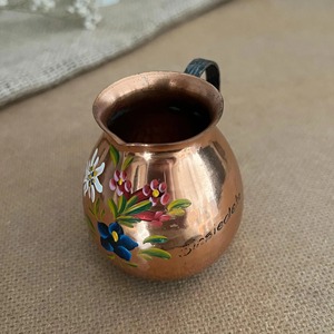 Pichet en cuivre artisanal avec motif floral, carafe vintage en métal pour boissons, objet décoratif, cadeau - Product Image 6