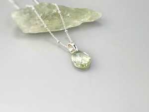 Collar de Joyería Hecho a Mano con Colgante de Amatista Verde y Piedra Preciosa Verde Salvia, en Plata de Ley - Product Image 1