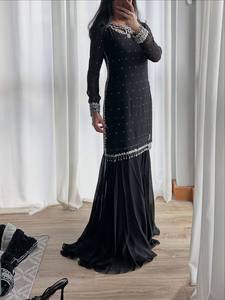 Conjunto Indio-Pakistaní de Georgette Sintética Negra Bordada con Lentejuelas y Cuentas, Kurta, Palazzo y Dupatta para Bodas y Fiestas - Product Image 1