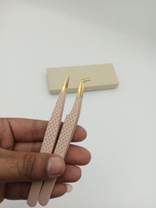 Pince à épiler de précision en acier inoxydable plaqué or, personnalisable OEM, avec pointe lisse, idéale pour l'emballage de marque - Product Image 4