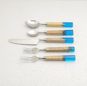 Juego de Cubiertos de Acero Inoxidable de 5 Piezas con Mango de Madera de Acacia Premium al Mejor Precio - Product Image 2