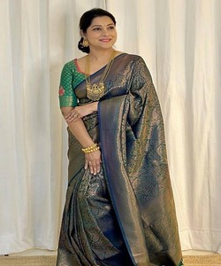 Sari Tradicional Indio de Seda con Borde Azul y Bordado Dorado para Bodas, Estilo Banarasi, Largo hasta el Suelo - Product Image 3