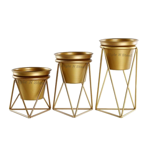 Jardinière d'extérieur multifonctionnelle durable en fer avec revêtement en poudre, design triangulaire et drainage - Product Image 2