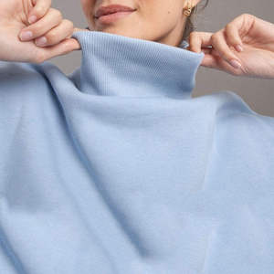 Sweat-shirt bleu foncé à col montant, coupe ample, manches longues, poignets et ourlet à bande, style marque propre, idéal pour les tenues décontractées - Product Image 5