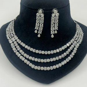Ensemble de bijoux CZ avec collier à trois couches et boucles d'oreilles pour femmes |   Ensemble cadeau d'anniversaire en alliage de rhodium fait main, imitation mode indienne - Product Image 1