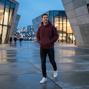 Sweat-shirt à capuche bordeaux personnalisé pour homme, coupe oversize, avec grand texte au dos, tissu texturé, poche kangourou - Product Image 5