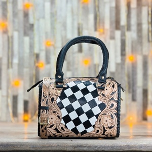 Bolso de Mano de Cuero de Lujo con Diseño de Tablero de Ajedrez y Grabado Floral, Cierre de Cremallera Resistente - Product Image 1