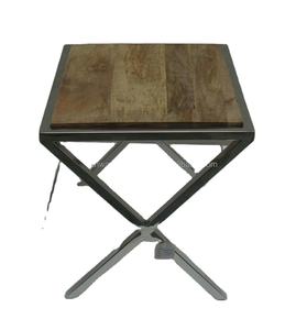 Table basse décorative en acier avec dessus en bois et design moderne de luxe - Product Image 1