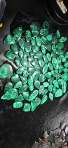 Pierres précieuses en malachite naturelle polie, taille ovale et taille poire, vertes, forme irrégulière, jeu de couleurs décoratif, plusieurs pièces - Product Image 3
