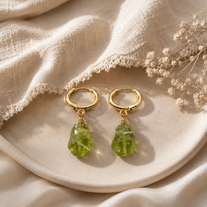 Pendientes de Aro con Peridoto Natural |   Plata de Ley 925 |   Joyería de Cristal para Sanación Estilo Boho |   Gema verde en bruto - Product Image 1