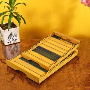 Plateaux de service en bois de manguier jaunes et verts de qualité standard, efficaces et adaptés à la cuisine et à la salle à manger, disponibles à la vente - Product Image 4