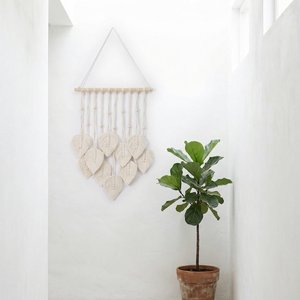 Elegante decoración de pared de macramé estilo boho que complementa alfombras tejidas, decoración en tonos tierra y mantas de tonos neutros en áreas de estar. - Product Image 6