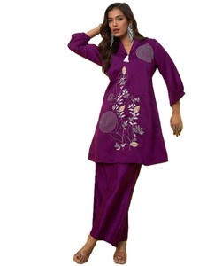 Ensemble deux pièces court et uni pour femme, en viscose respirante, avec broderie, col en V et manches trois quarts, idéal pour l'été et les activités de plein air. - Product Image 3