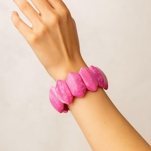 กำไลข้อมืออะคริลิกดีไซน์เนอร์ระดับพรีเมียมสำหรับผู้หญิง สไตล์กำไลแบบเปิด  หลากสีสัน โดดเด่นสะดุดตา - Product Image 2