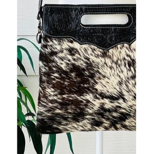 Bolso tote de cuero vacuno occidental con diseño floral grabado a mano, bolso de hombro de piel con pelo y correa ajustable - Product Image 2