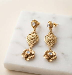 Boucles d'oreilles pendantes en laiton plaqué or avec turquoise sertie closée, motif floral noué, pour femme, anniversaire - Product Image 1