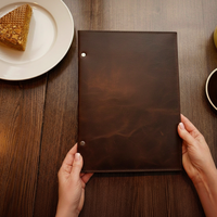 Couverture et porte-menu en cuir premium personnalisés, couleur marron, avec option de logo personnalisé, en vente au prix de gros