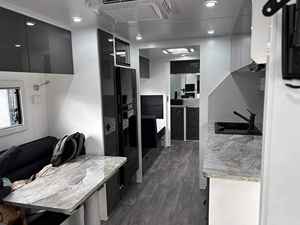 Chauffe-eau pour caravane Euro 6 à coque rigide offrant une protection renforcée, un couchage confortable, une cuisine et un espace de rangement - Product Image 2