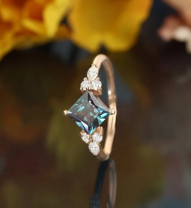 Bague de fiançailles de luxe en argent sterling 925 avec alexandrite taille princesse et pierre précieuse à changement de couleur pour mariage et cadeau de mariée - Product Image 2