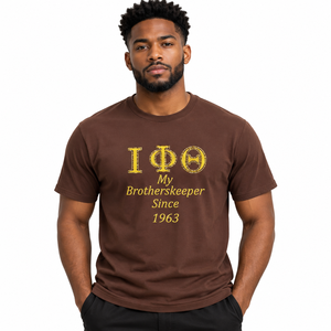 Iota Phi Theta Maglietta marrone da uomo <span class=keywords><strong>My</strong></span> Brotherskeeper Since 1963 Maglietta casual in cotone con grafica dorata a maniche corte e girocollo - Product Image 1