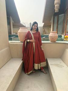 Robe Anarkali en coton rouge avec broderie dorée, tenue traditionnelle indienne et pakistanaise pour femmes, coupe ample, longueur au sol, vêtement décontracté - Product Image 1