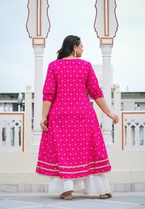 เสื้อคุर्ติอานาร์กาลีผ้าเรยอนไซส์ใหญ่สำหรับผู้หญิง สีชมพูลายดอกไม้พิมพ์ลายสีทอง คอกลม แขนพอง ความยาวสามส่วน - Product Image 4