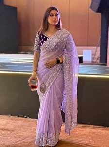 Sari en velours violet et organza avec broderie Zari argentée et bordure en dentelle, ensemble chemisier, pour mariage, fête et occasions festives - Product Image 3