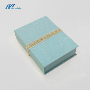 Imballaggio in carta personalizzato lussuoso Set di sollevamento in rilievo a doppia porta scatole con coperchio magnetico con fodera in raso - Product Image 3