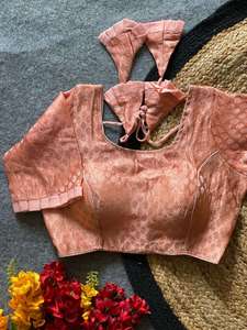 Blusa de diseño plateado con concepto Zari, acolchada y con hermosos latkans, lista para usar, completamente cosida, estilo Banarasi. - Product Image 1
