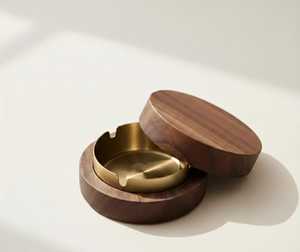 Cendrier de bureau rond en bois avec insert en laiton, design minimaliste pour usage domestique - Product Image 1