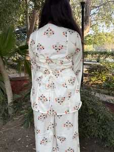 Ensemble coordonné tendance pour femme : haut à manches cloche imprimé floral et pantalon large à jambe large, longueur genou, col carré, coupe trapèze - Product Image 2