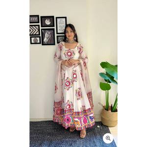 Conjunto de vestido de diseñador Navratri Special XL y Dupatta con trabajo de espejo - Product Image 2