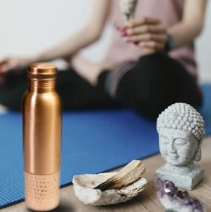 La taza de cobre para agua presenta un hermoso acabado martillado, lo que le da una apariencia tradicional y de alta calidad. - Product Image 2