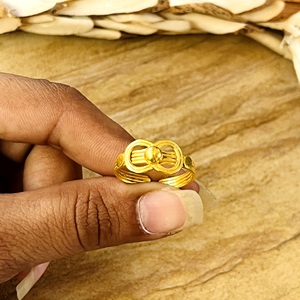 Nouvelle Bague Nœud Tendance Minimaliste en Laiton pour Hommes, Plaqué Or 18 carats, avec Perle Centrale Infini, pour Vente en Gros/OEM/ODM - Product Image 5