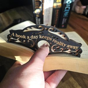 Porte-page de livre en bois fait main gravé avec une citation « Un livre par jour éloigne la réalité » – Accessoire de lecture décoratif - Product Image 1