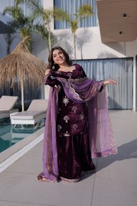 Ensemble tailleur pantalon élégant pour femme en velours peluche avec fil doré, tunique, pantalon évasé, garniture ajourée scintillante et col en V croisé - Product Image 2