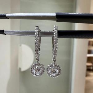 Pendientes Huggie de Oro de 14K con Diamantes Cultivados en Laboratorio, Engaste Pavé, Diseño Floral Colgante, Joyería Minimalista para Fiesta Nupcial, Regalo para Mujer - Product Image 4