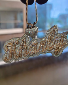 จี้ชื่อแบบสองสีสั่งทำพิเศษ ประดับเพชรโมอิสซาไนต์ ตัวอักษรประดับเพชรเต็มตัว พร้อมจี้รูปหัวใจ เงินแท้ชุบทอง - Product Image 1