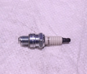 Nouvelle bougie d'allumage de qualité fabriquée en Inde pour moto tout-terrain à 3 roues, compatible avec le modèle RE, exportée en Haïti et en République Dominicaine - Product Image 3