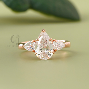 Bague de fiançailles à trois pierres en diamant de laboratoire taille poire 1,55 ct, monture en or rose, pierres latérales en forme de goutte, élégante pour mariage - Product Image 1