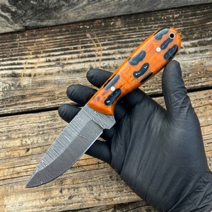 มีดล่าสัตว์เหล็กดามัสกัสทำมือ ด้ามเรซิ่นสีส้มและไม้ ใบมีดแบบ Fixed Blade สำหรับแล่เนื้อ พร้อมปลอกหนังลายดอกไม้ - Product Image 4