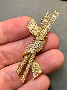 Broche de Diamantes Vintage de 14K con Forma de Cinta y Diseño Chopstick, 3.40cttw, Plata 925, Moissanita, Corte Redondo - Product Image 1